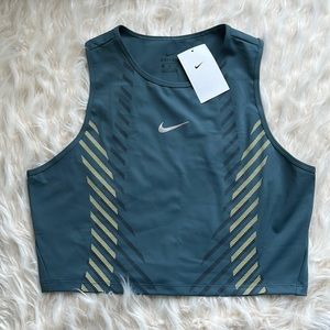 NWT Women Nike top (X-LARGE)